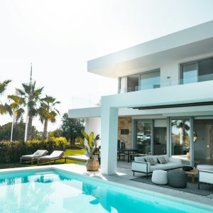 Piscina de una vivienda moderna