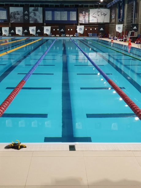 Piscina de uso colectivo con calles de natación