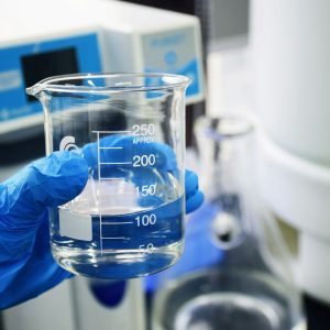 Manipulación de productos químicos con guantes de protección