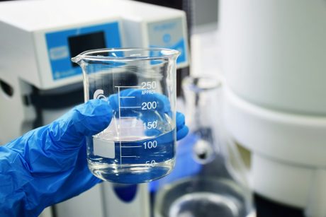 Manipulación de productos químicos con guantes de protección