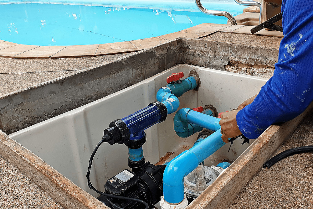 Técnico de PisciMania instalando equipos de piscina