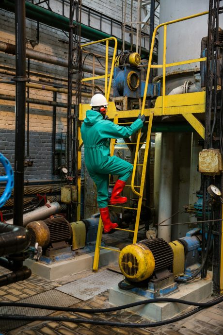 Operario con equipo de protección en una sala técnica