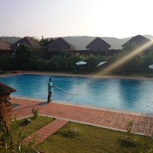 Mantenimiento de una piscina al atardecer