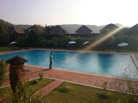Mantenimiento de una piscina al atardecer