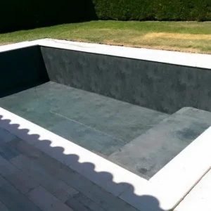 Vaso de piscina vacío durante una rehabilitación