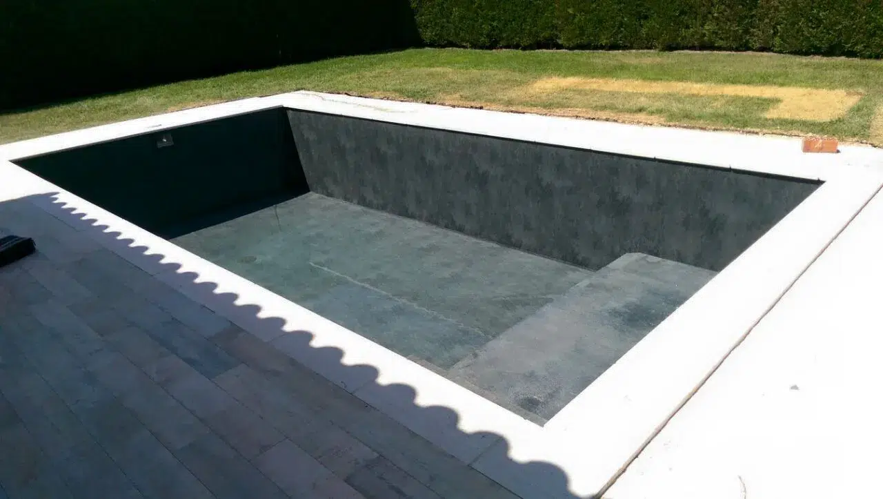 Vaso de piscina vacío durante una rehabilitación